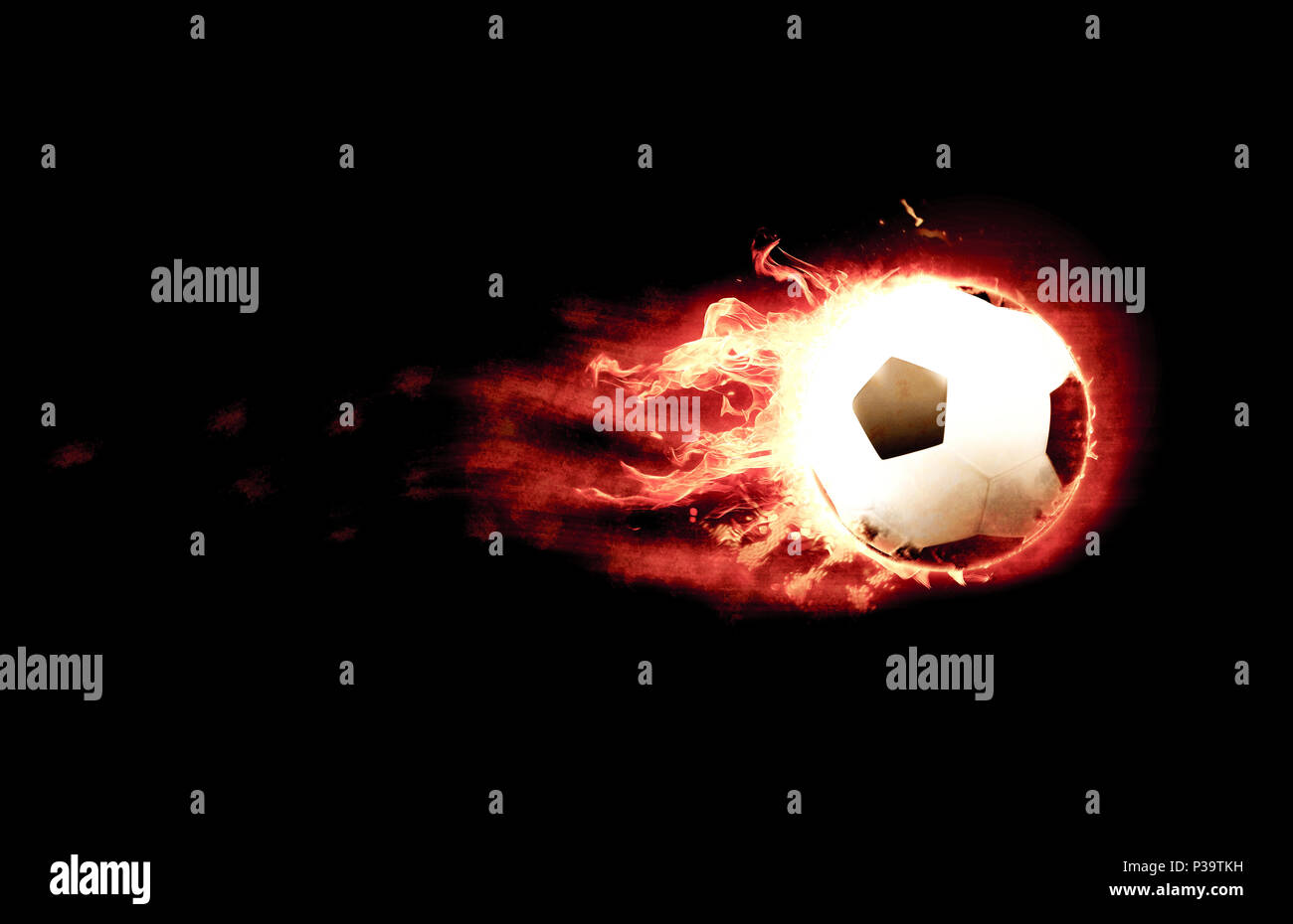Brennende Fußball mit einem Schwanz der Flammen Stockfoto