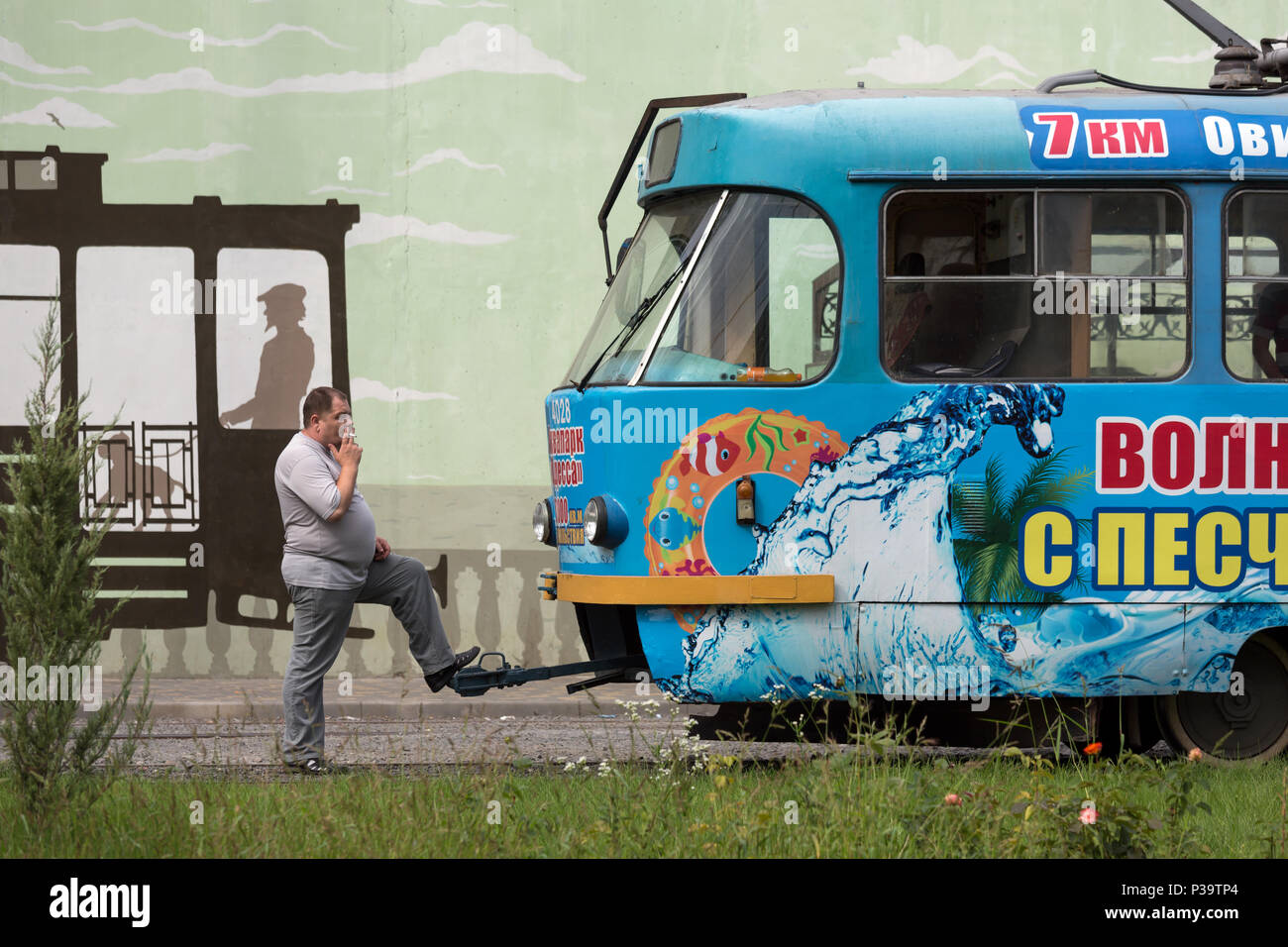Odessa, Ukraine, straßenbahnfahrer auf zigarettenpause Stockfoto