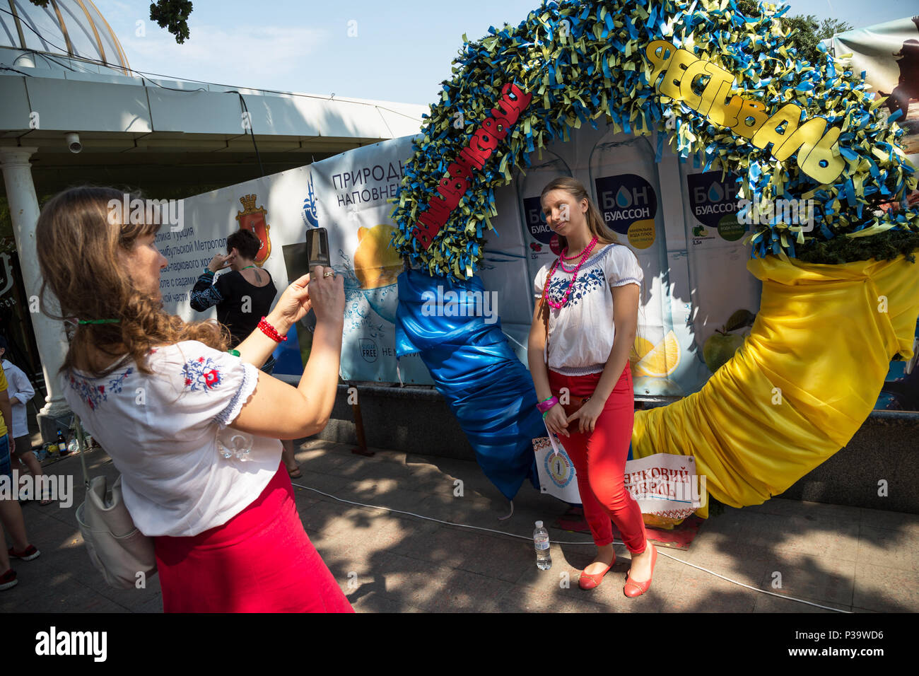 Odessa, Ukraine, Mädchen in der Slawischen Kostüme auf Prymorskiyyi Boulevard Stockfoto