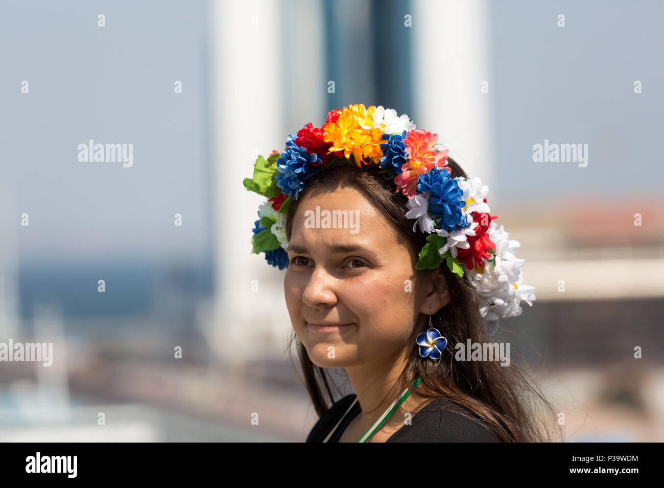 Odessa, Ukraine, junge Frau mit Blumen im Haar Stockfoto