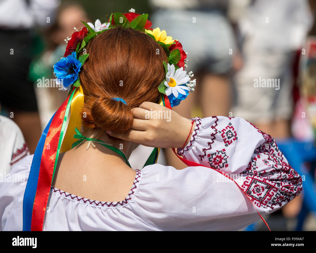 Odessa, Ukraine, junge Frau mit Blumen im Haar Stockfoto