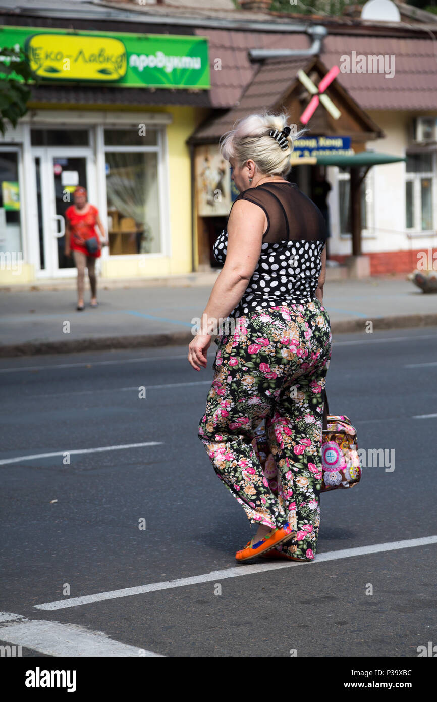 Odessa, Ukraine, Eine Frau kreuzt eine Straße Stockfoto