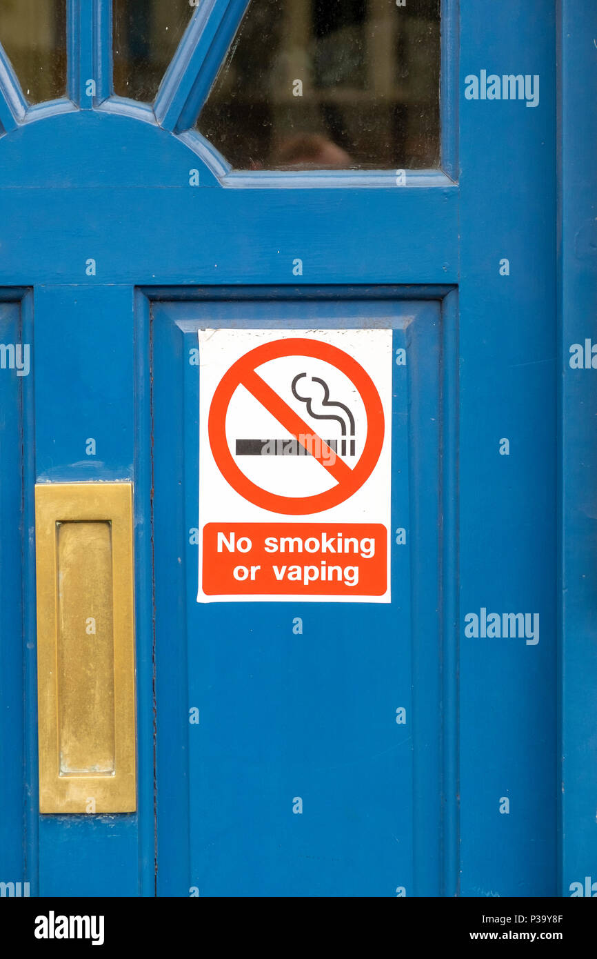 Rauchen oder vaping Zeichen auf einer blauen Tür Stockfoto