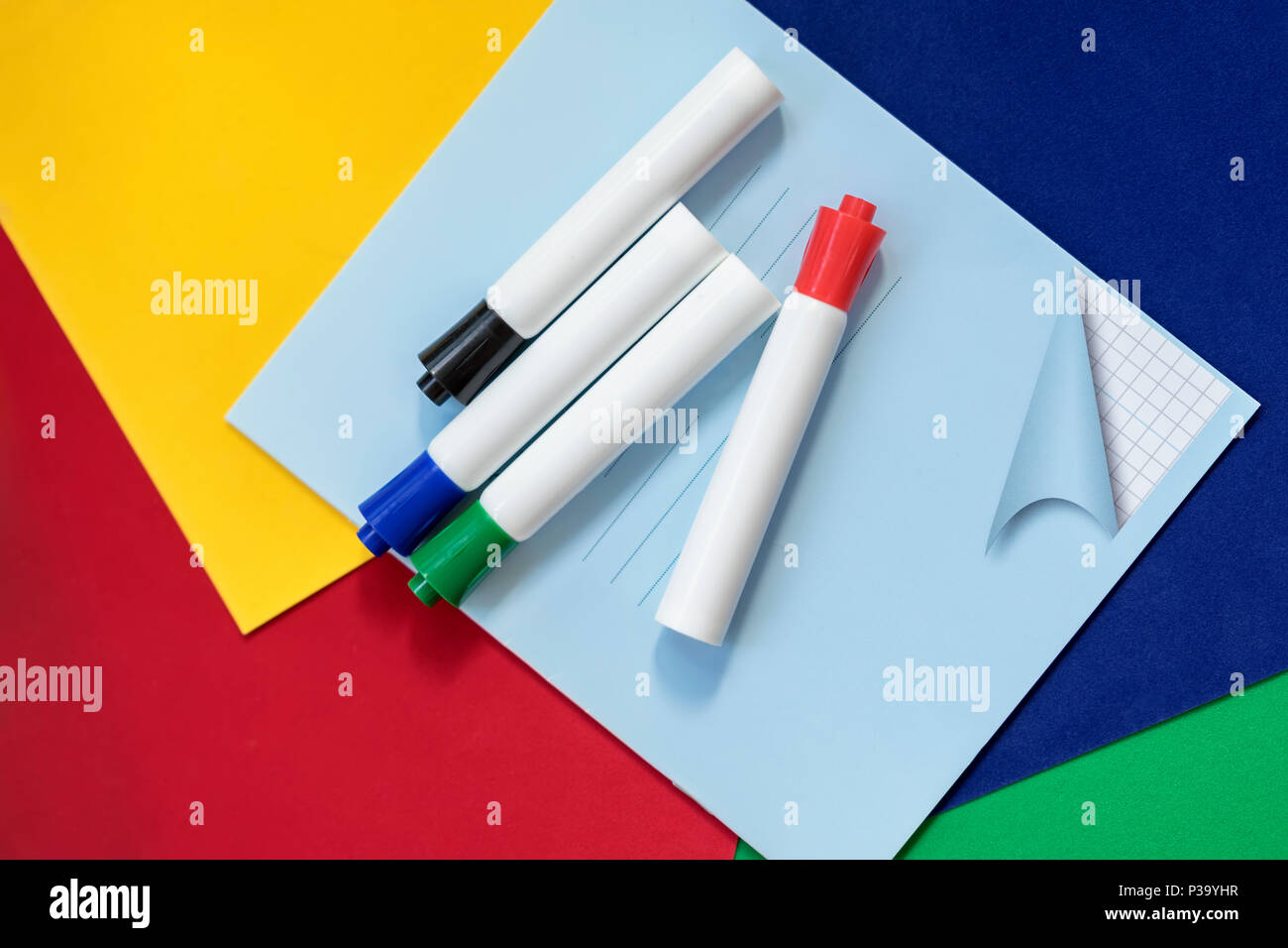 Notebook und Filzstiften auf bunten helles Papier, hellen Hintergrund. Ansicht von oben. Konzept von der Einschulung, Kreatur, Bildung Stockfoto