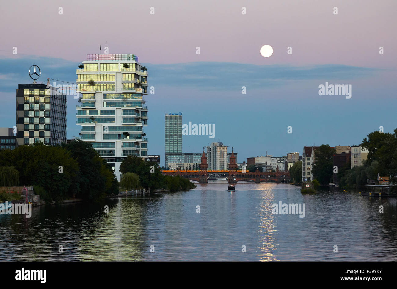 Berlin, Deutschland, Abendlicher Blick entlang der Spree Stockfoto