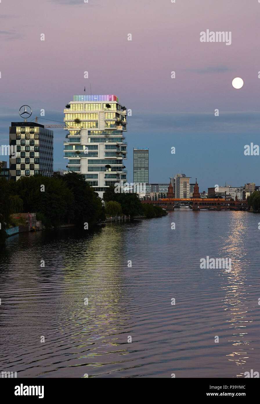 Berlin, Deutschland, Abendlicher Blick entlang der Spree Stockfoto