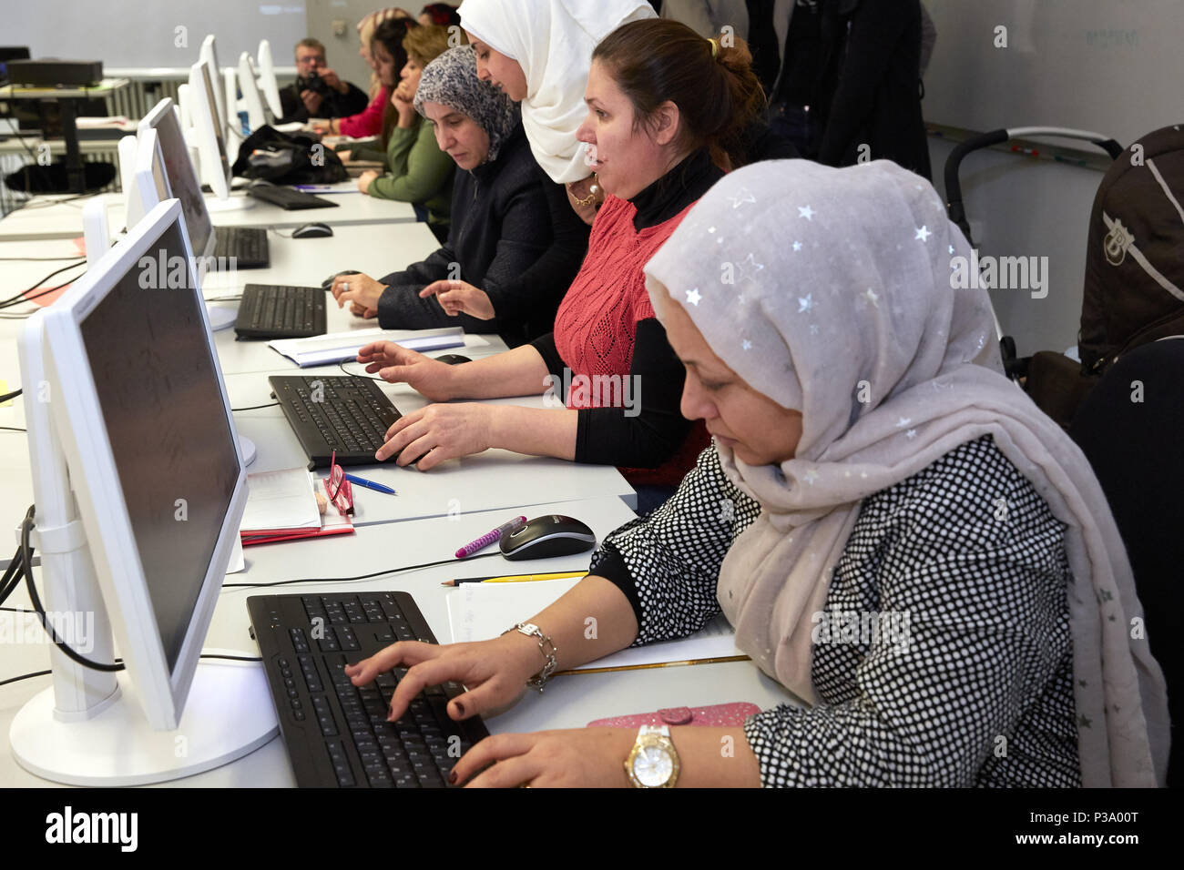 Berlin, Deutschland, Flüchtling Frauen erfahren, wie Sie den Computer zu benutzen Stockfoto
