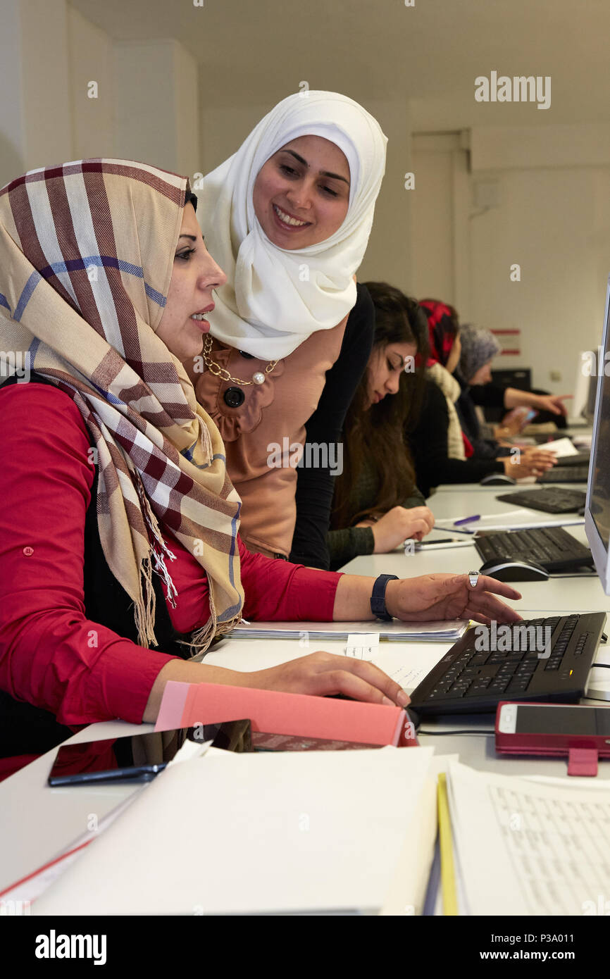 Berlin, Deutschland, Flüchtling Frauen erfahren, wie Sie den Computer zu benutzen Stockfoto