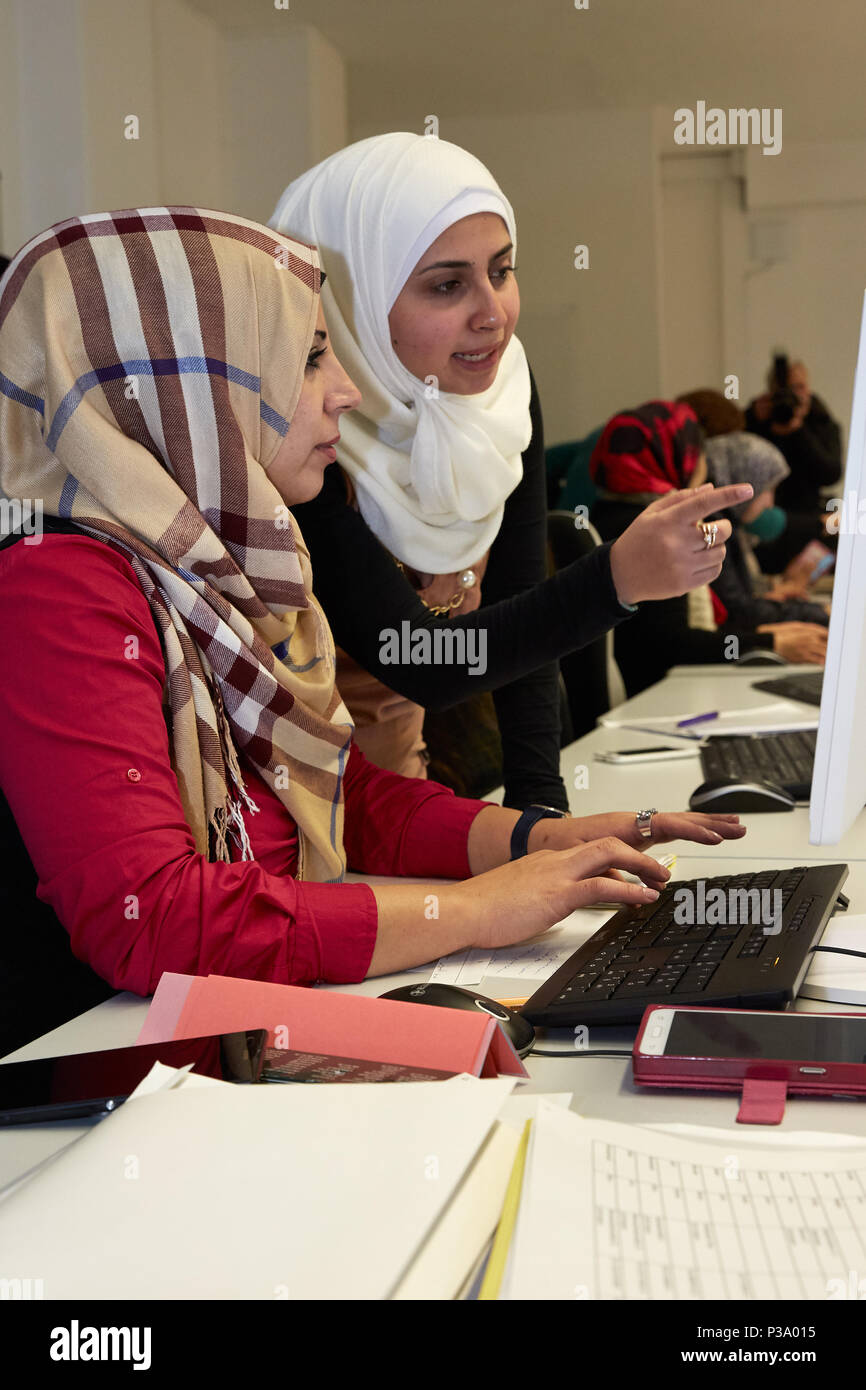 Berlin, Deutschland, Flüchtling Frauen erfahren, wie Sie den Computer zu benutzen Stockfoto