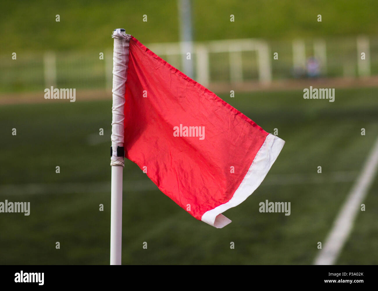 Rote Fahne auf dem Hintergrund einer unscharfen Fußballplatz Stockfoto