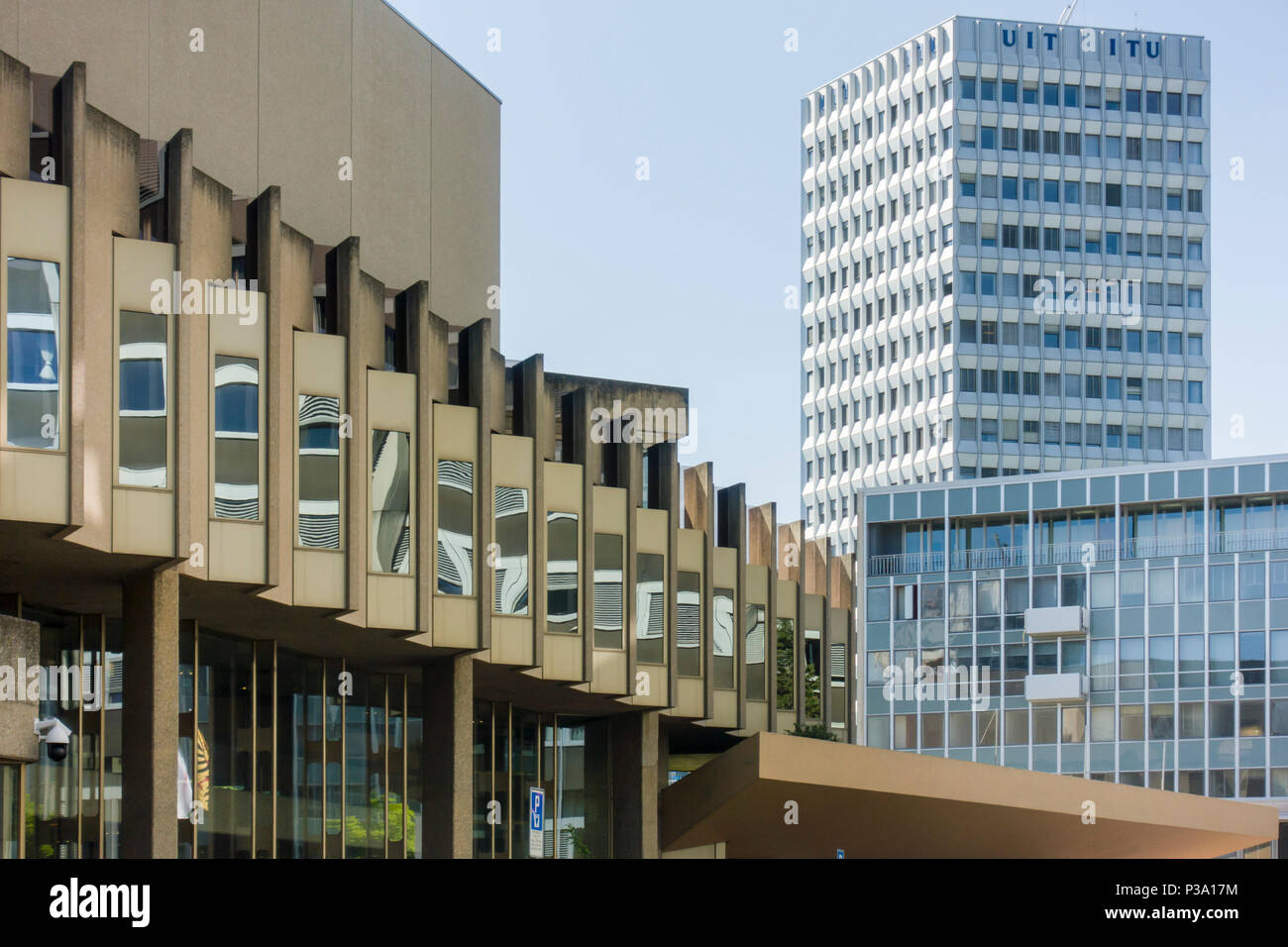 Modernes Bürogebäude im Bezirk Nationen in Genf, der Internationalen Fernmeldeunion Hauptsitz im Hintergrund. Stockfoto