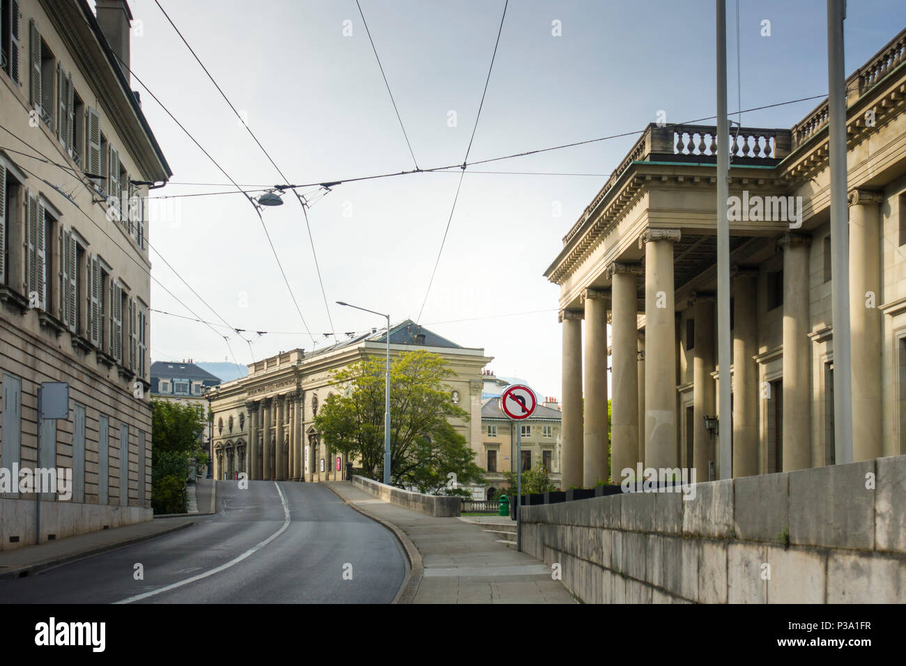 Rue de l'Athénée, Genf, mit dem frühen 19. Jahrhundert Palais Eynard auf der rechten Seite und 1860 Palais de l'Athenee in der Ferne. Stockfoto