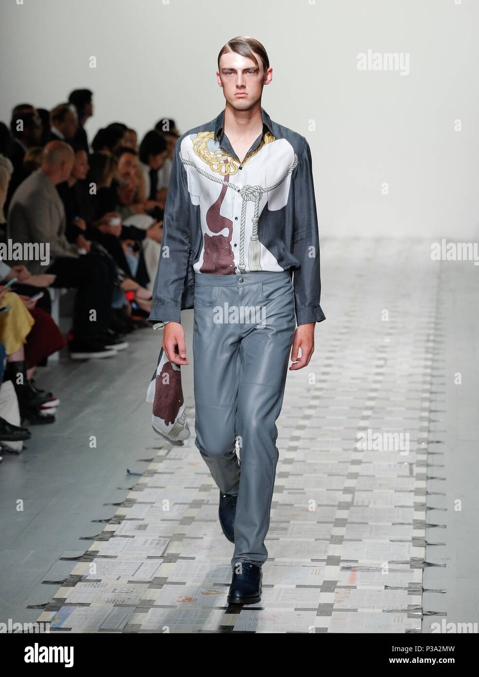 London Fashion Week Mens Britische Designer Daniel W Fletcher Prasentiert Sommer Fruhling 2019 Fashion Kollektion An Britische Mode Rat Zeigen Raum Stockfotografie Alamy