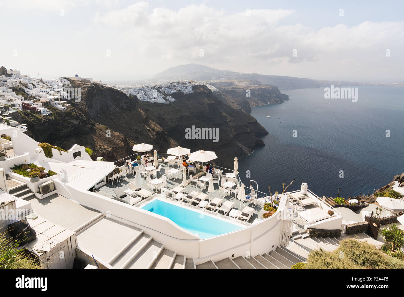 SANTORINI, Griechenland - Mai 2018: Blick auf die Ägäis, Firostefani Dorf und Vulkan Caldera mit luxuriösen Hotel und Pool auf dem foregr Stockfoto