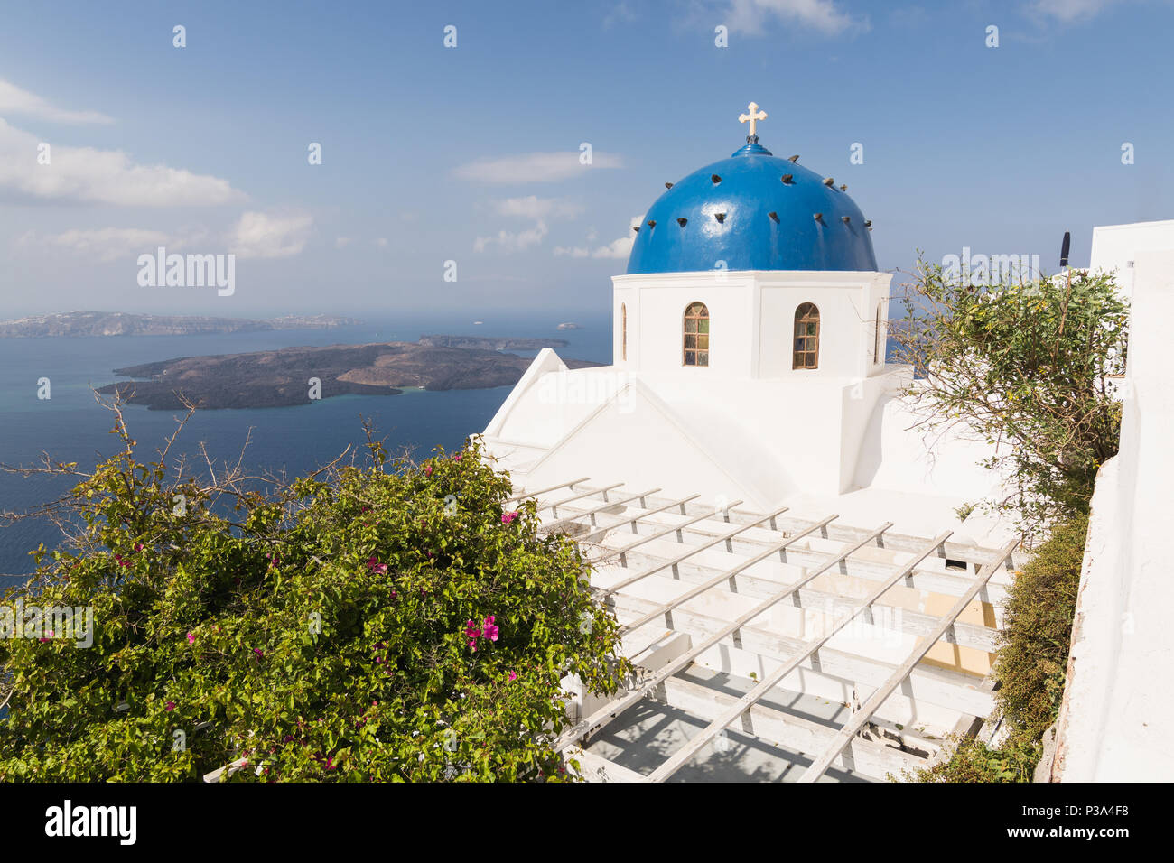 Details einer Orthodoxen Blue Dome Kirche in Griechenland auf einer sehr sonnigen Sommertag, mit dem typischen blauen und weißen Farben. Santorini, Kykladen Stockfoto