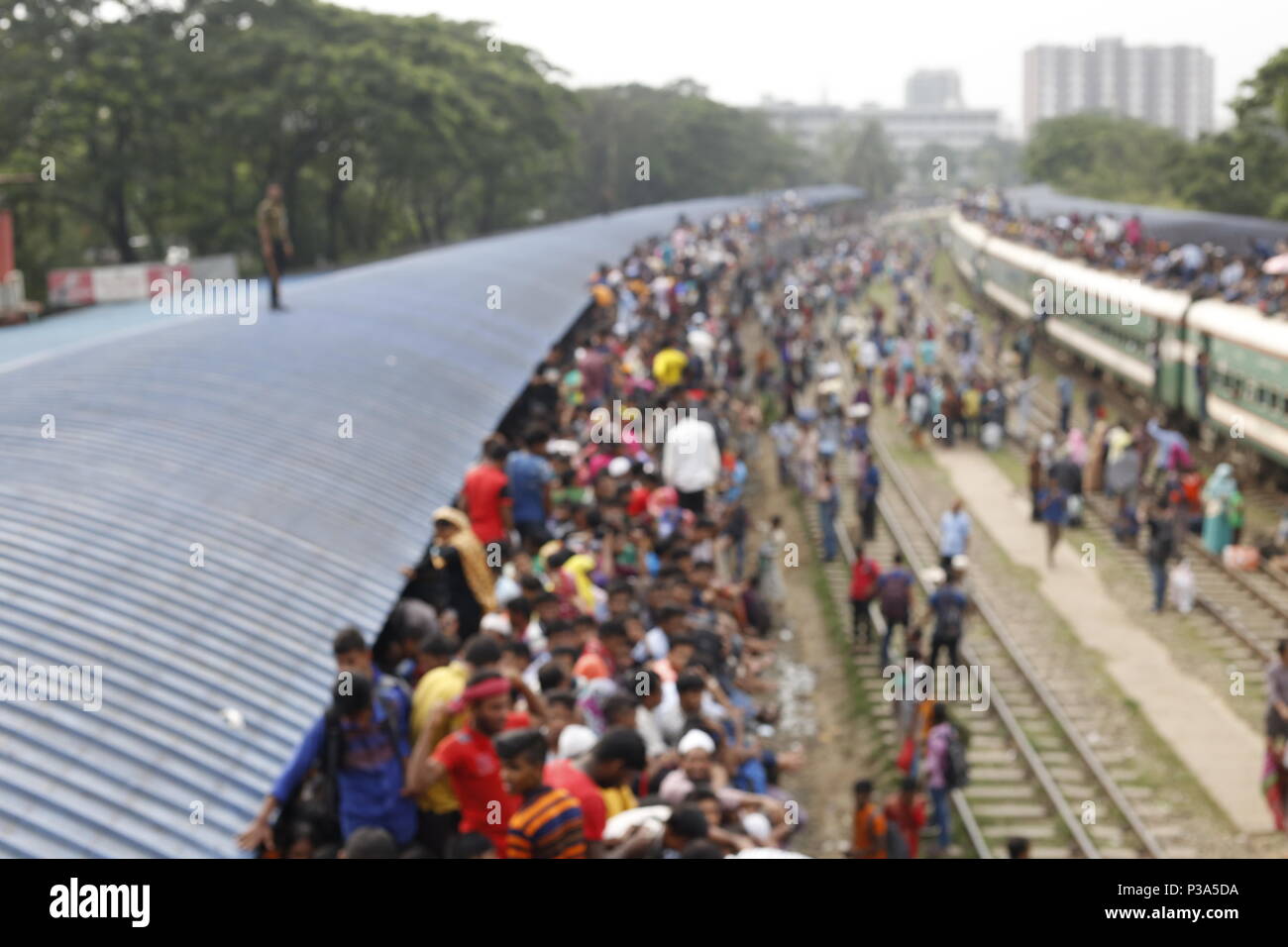 Bangladeshi Leute hetzen zu Wohnungen auf einem überfüllten Zug anstehenden Eid-al-Fitr Festival in Dhaka, Bangladesch am 14. Juni 2018 zu feiern. Muslime auf der ganzen Welt feiert Eid-al-Fitr Festival Ende des heiligen Monats Ramadan. © REHMAN Asad/Alamy Stock Foto Stockfoto