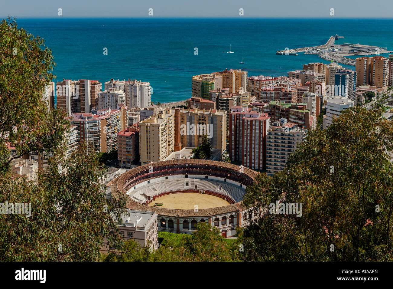 Malagueta Stierkampfarena, Plaza de Toro, La Malagueta Stierkampfarena von Málaga, die Skyline der Stadt und den Hafen von Malaga, Spanien. Stockfoto