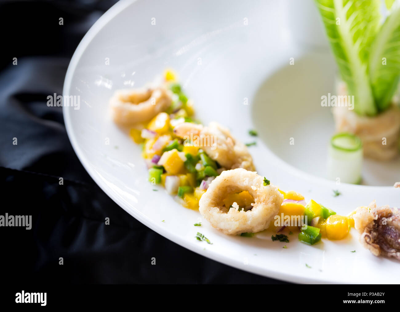 Frittierte Calamari mit Salz, Chili, Knoblauch und Pfeffer Stockfoto