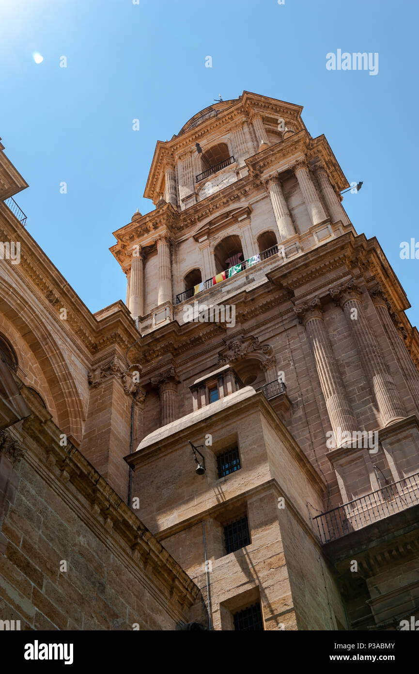 Turm der Kathedrale von Malaga, Malaga, Costa del Sol, Spanien mit blauem Himmel und Kopieren. Stockfoto