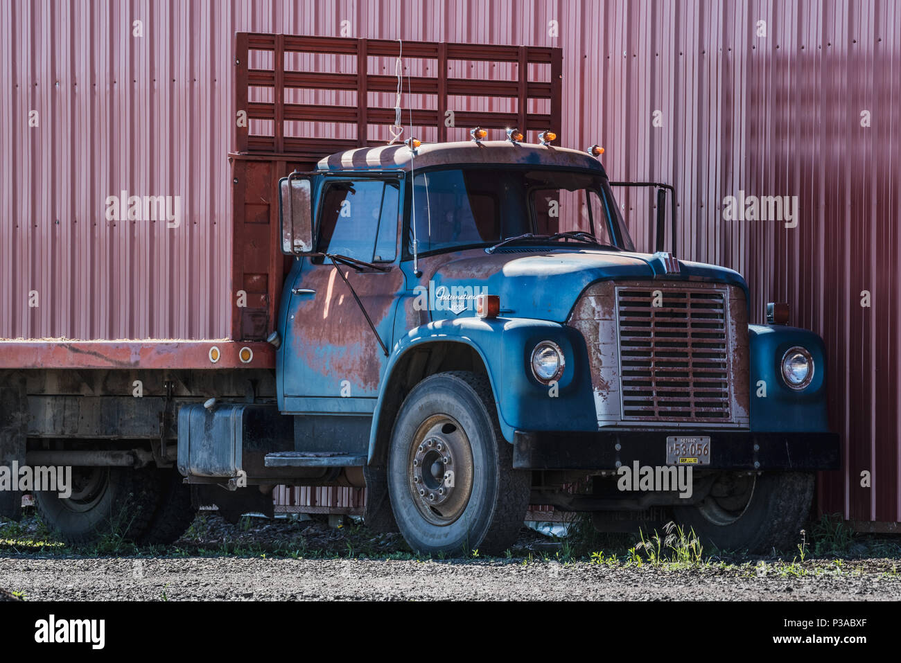 Internationale Loadstar 1800 Lkw neben einem Metall Heu Scheune in Wallowa Valley, Oregon geparkt. Stockfoto