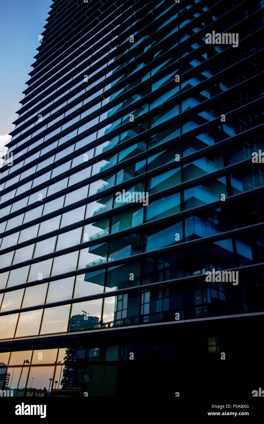 Eine schöne künstlerische Fotografie der Solaria Turm wieder aus dem Glas des Diamantini Gebäude Stockfoto