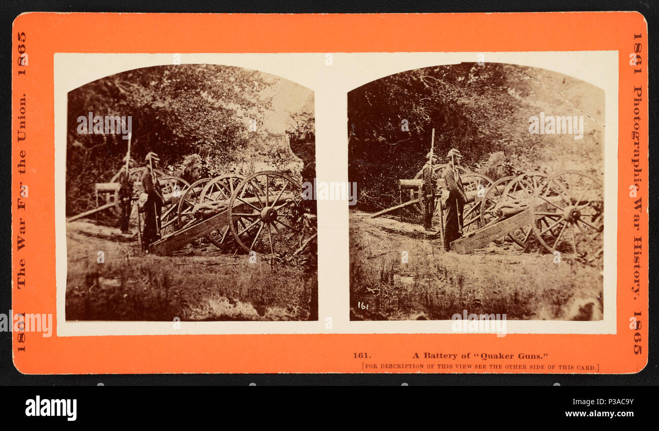 . Englisch: eine Batterie von "Quaker guns'. Englisch: Stereograph zeigt zwei Soldaten hinter Protokolle oder eine Imitation Kanonen, auf Karren montiert zu bilden ein mock Batterie durch die 79Th New York Freiwillige in Seabrook, Port Royal Island, South Carolina errichtet. Dezember 1861 1 eine Batterie von Quaker guns Stockfoto