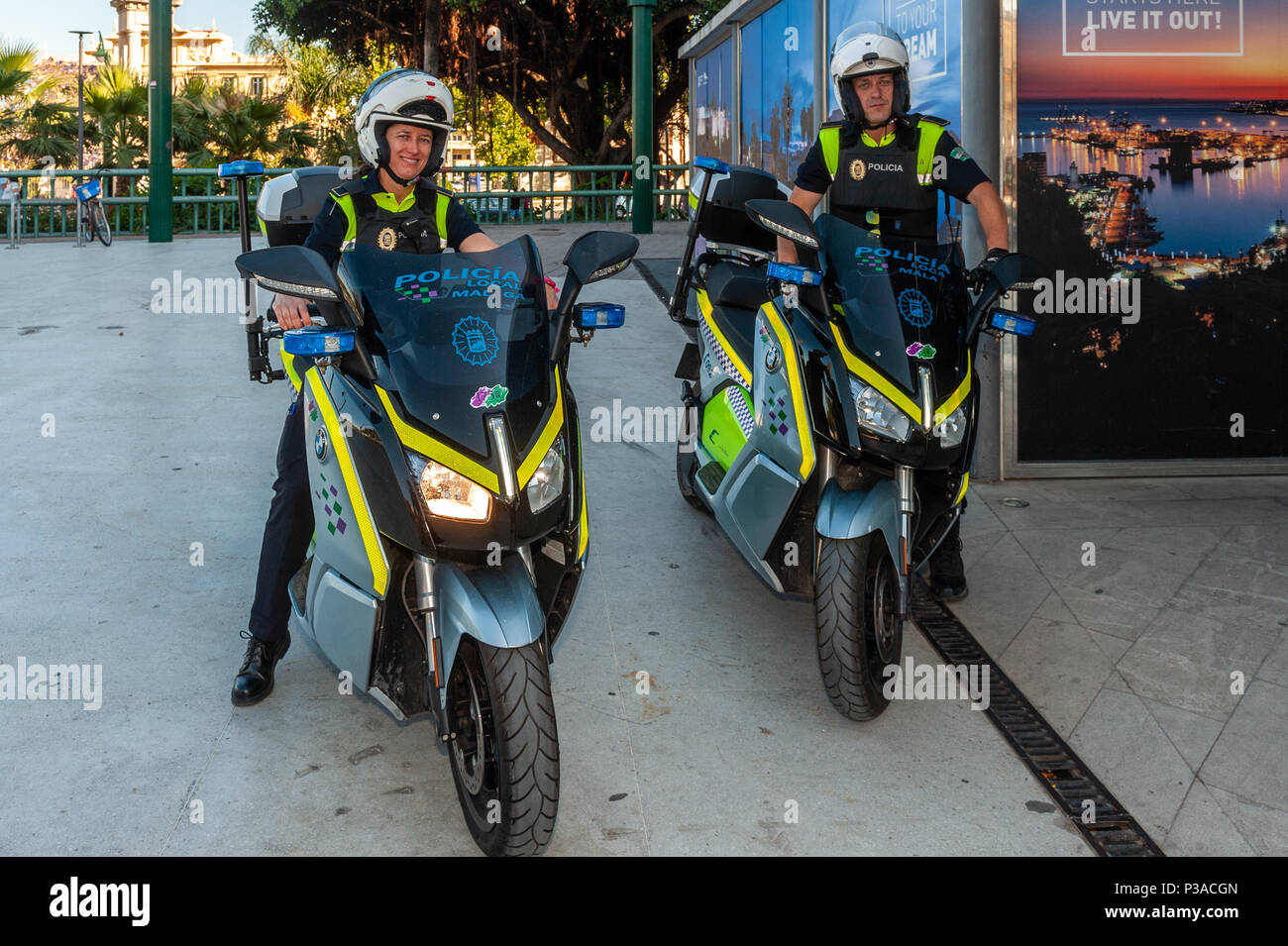 Zwei Spanische lokale Polizisten auf Streife auf neue Motorroller in Málaga, Spanien. Stockfoto