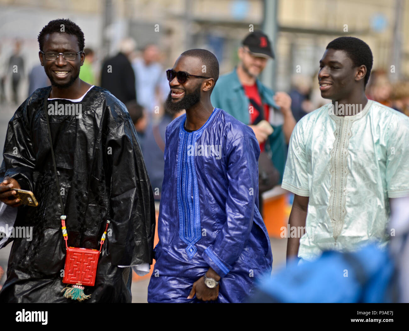 Die afrikanischen Männer wandern in Viertel Aker Brygge, Oslo, Norwegen Stockfoto
