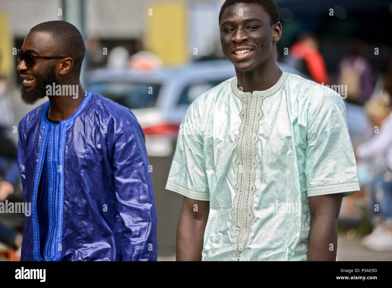 Die afrikanischen Männer wandern in Viertel Aker Brygge, Oslo, Norwegen Stockfoto