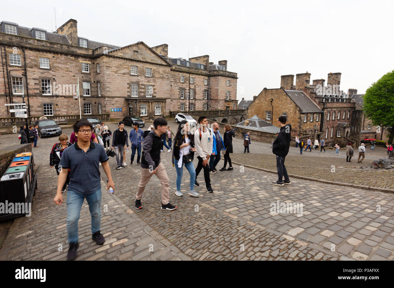 Chinesische Touristen UK - eine Reisegruppe der chinesischen Touristen in Edinburgh Schloss, Altstadt von Edinburgh, Schottland Großbritannien Stockfoto
