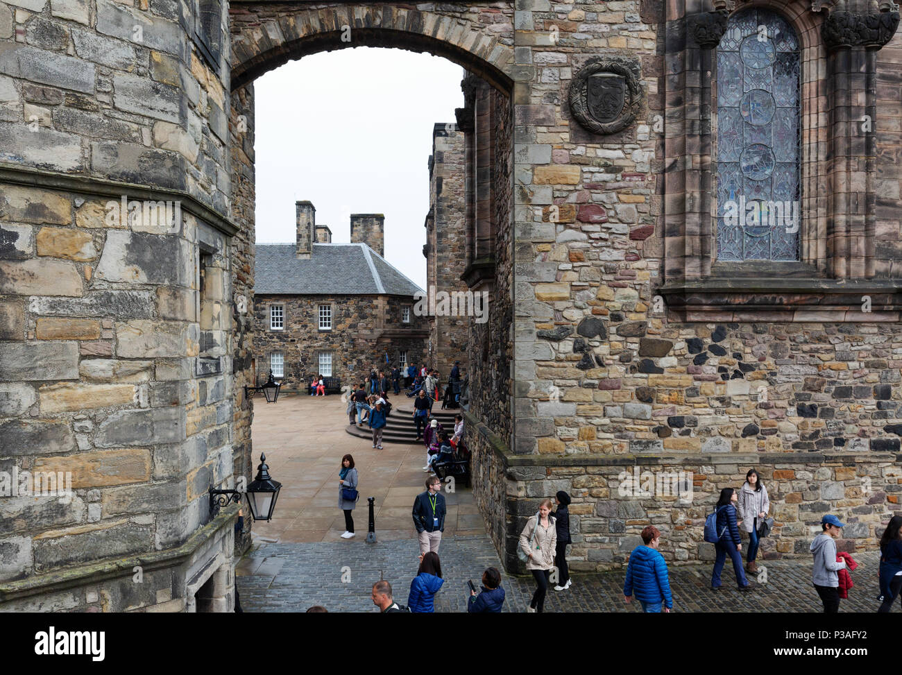 Touristen auf dem Gelände der Burg von Edinburgh, Edinburgh Altstadt, Weltkulturerbe der UNESCO, Edinburgh Schottland Großbritannien Stockfoto