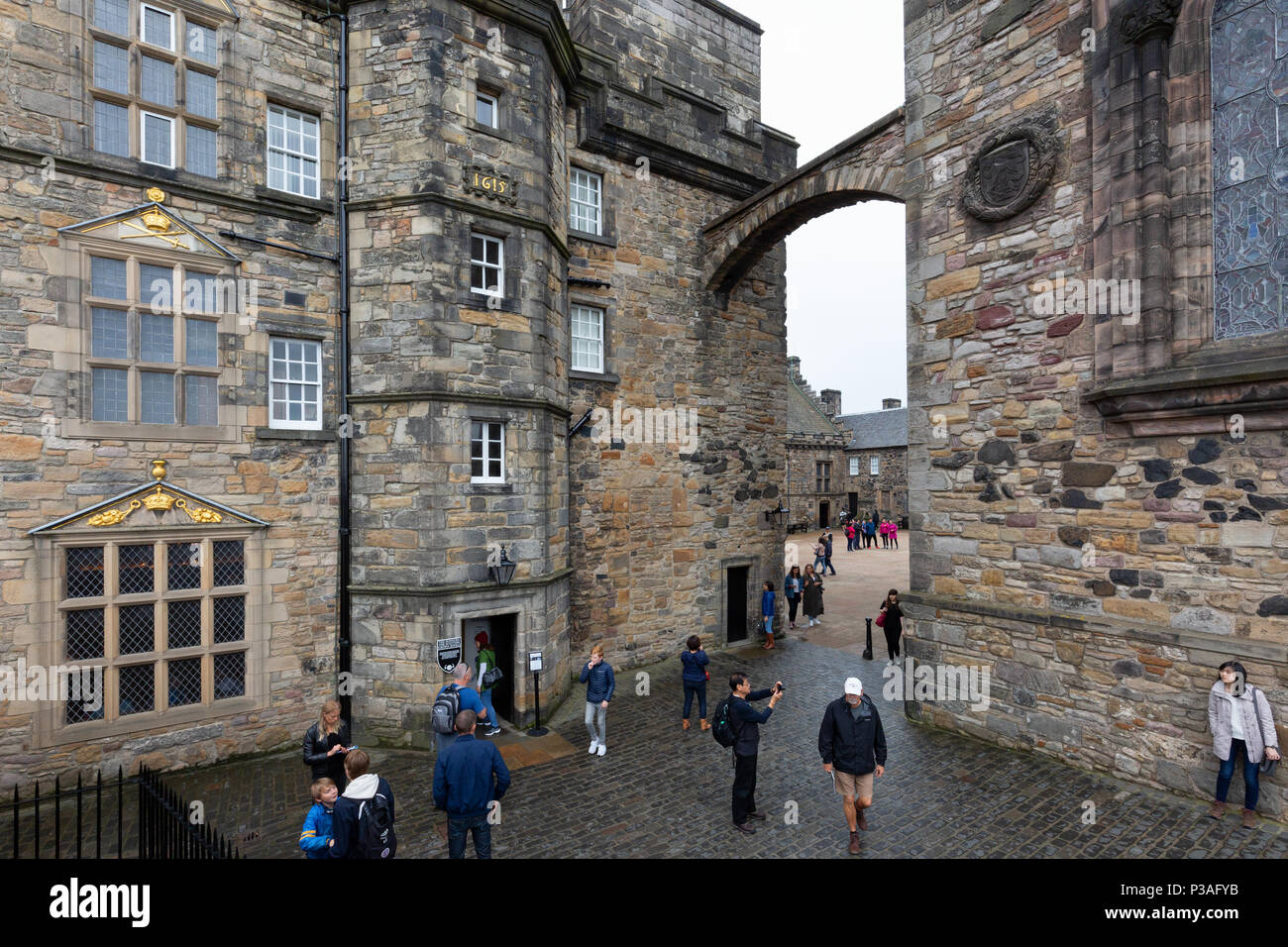 Touristen auf dem Gelände der Burg von Edinburgh, Edinburgh Altstadt, Weltkulturerbe der UNESCO, Edinburgh Schottland Großbritannien Stockfoto