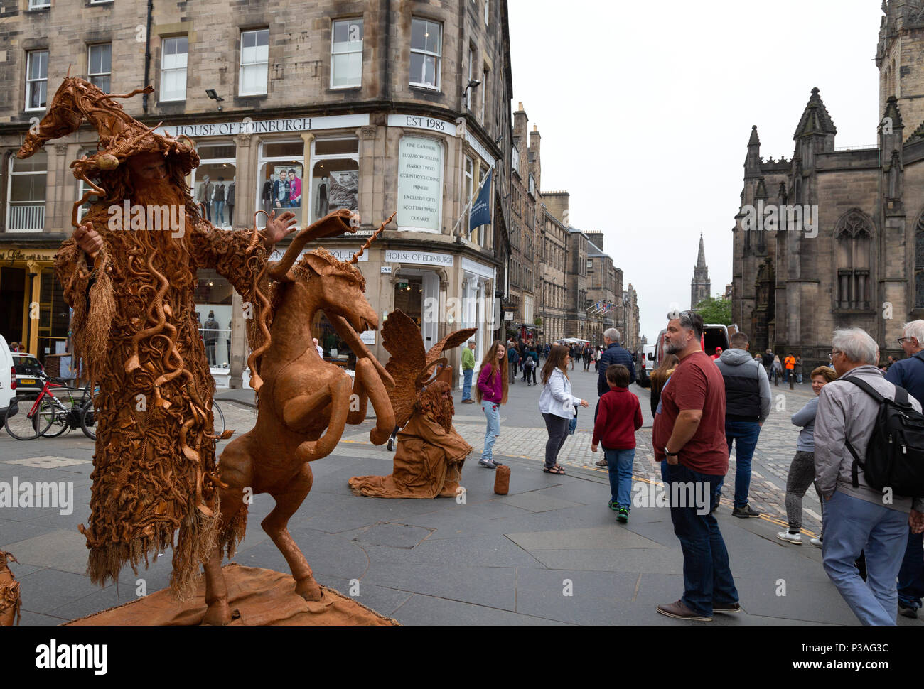 Straßenkünstler, die Royal Mile, die Altstadt von Edinburgh, Edinburgh Schottland Großbritannien Stockfoto