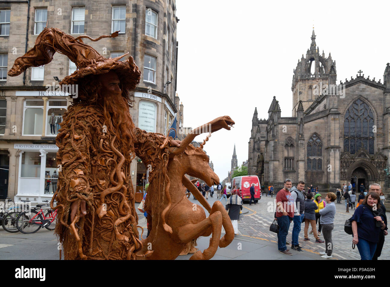 Street Entertainer, die Royal Mile, die Altstadt von Edinburgh, Edinburgh Schottland Großbritannien Stockfoto