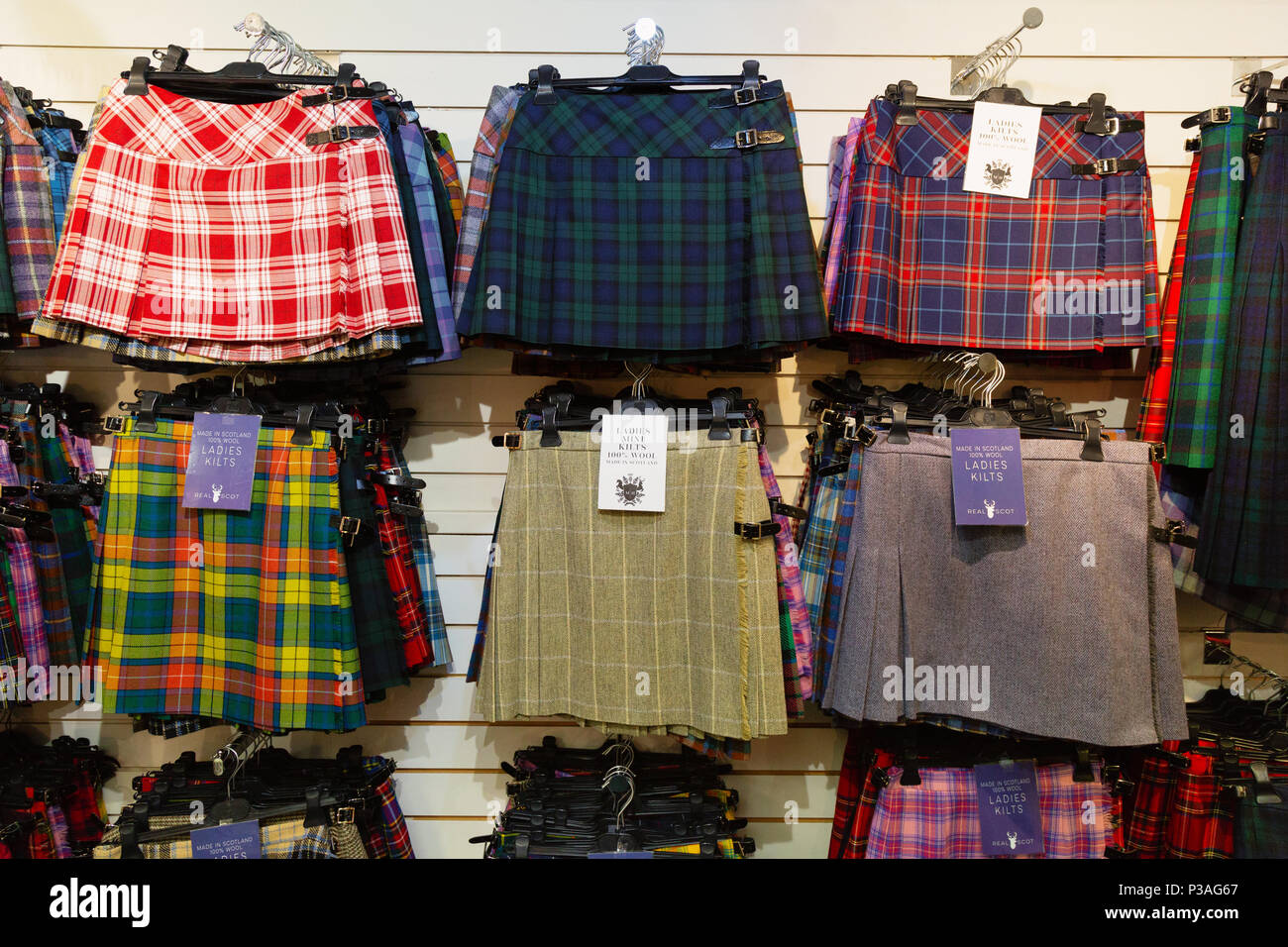 Tartan Kilt Röcke für Frauen auf Verkauf in einem Kilt shop, Edinburgh, Schottland, Großbritannien Stockfoto