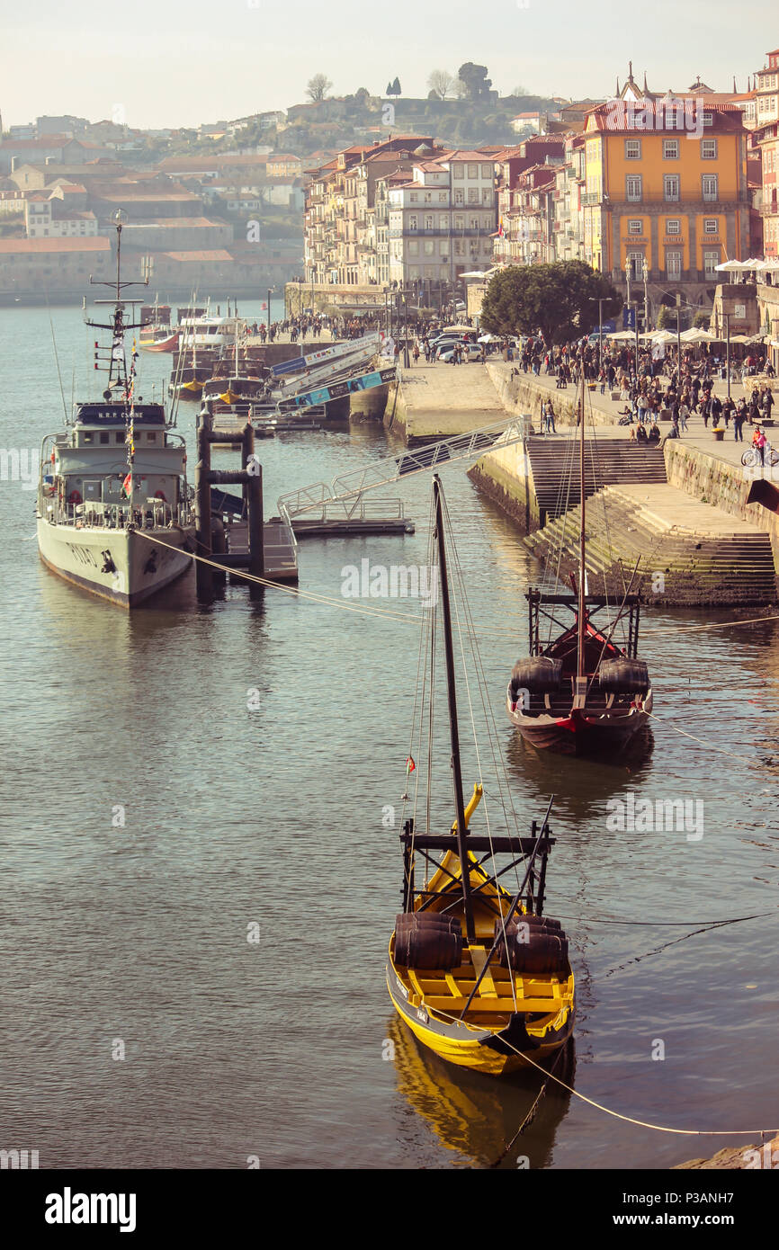 Marineschiff und traditionellen Holzmöbeln rabelo Boote mit Weinfässern auf dem Fluss Douro am Neujahrstag Stockfoto