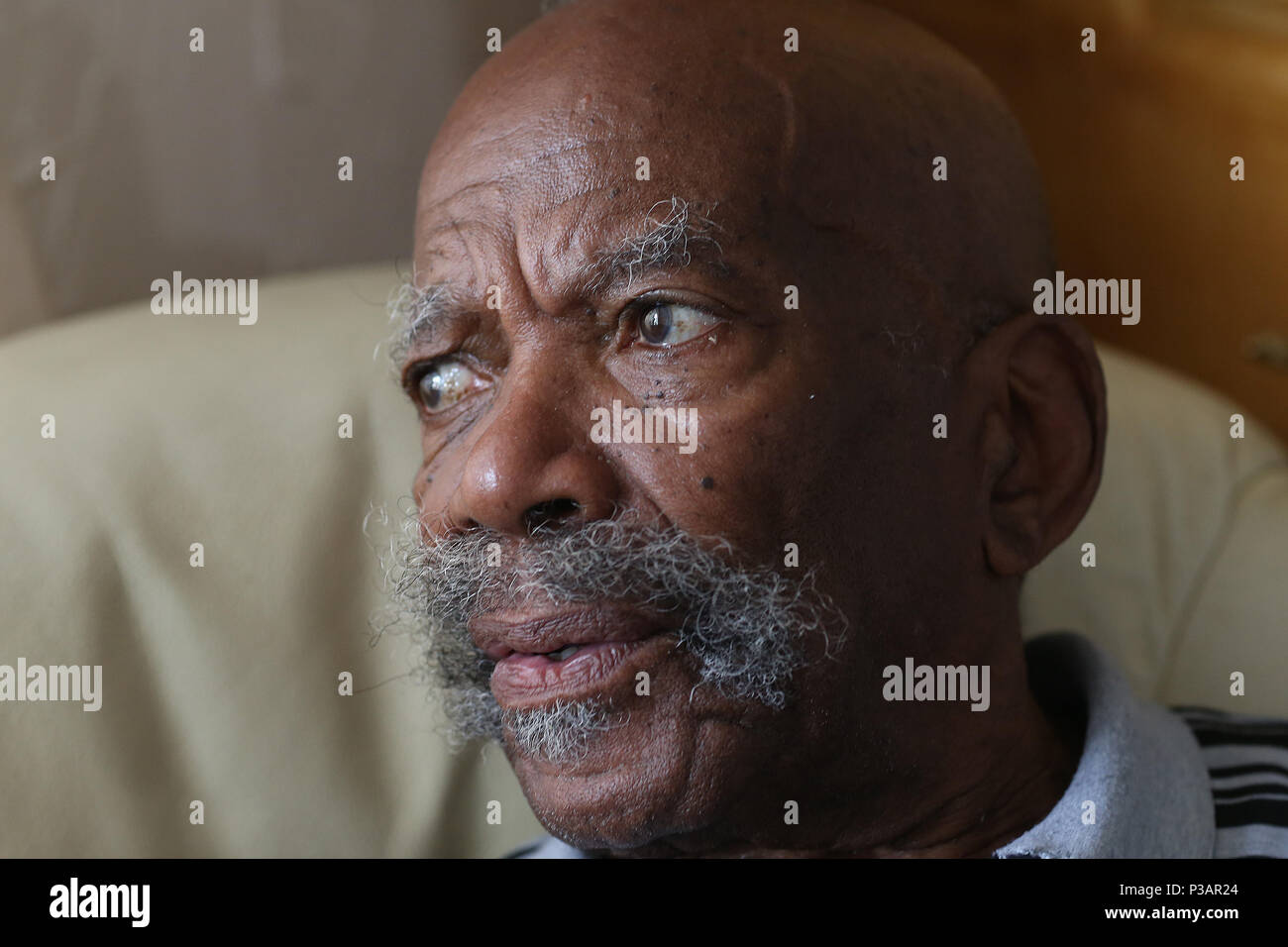 Auf 0001 Dienstag, 19. Juni Alford Gardner, die in Großbritannien im Jahr 1948 auf der ersten Windrush Schiff zu Dock in Tilbury, Essex angekommen, sprach in seinem Haus in Leeds ein Embargo verhängt. Stockfoto