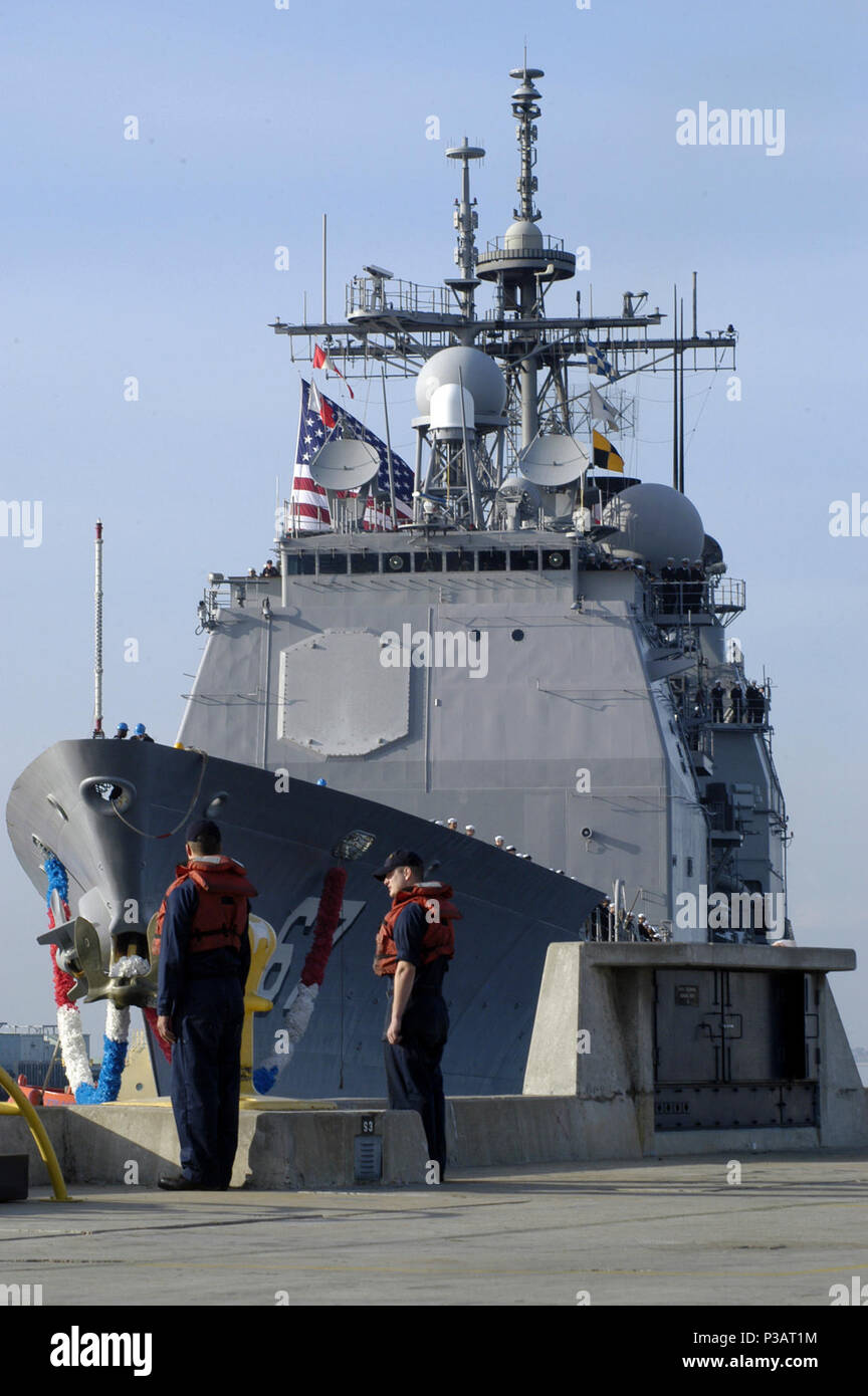 Diego, Calif (Mar. 1, 2005) - Segler stehen Festmacher als Lenkwaffen-kreuzer USS Shiloh (CG67) zurück zu San Diego, Calif., nach einer Bereitstellung in der westlichen Pazifischen Ozean mit der USS Abraham Lincoln (CVN 72) Carrier Strike Group erhalten. Die Lincoln Carrier Strike Group und Carrier Air Wing Zwei (CVW-2) unterstützt den Betrieb von Unified Hilfe, humanitäre Hilfsmaßnahmen für die Opfer der Tsunami, der Südostasien während ihrer westlichen Pazifik Bereitstellung Struck zu erleichtern. U.S. Navy Stockfoto