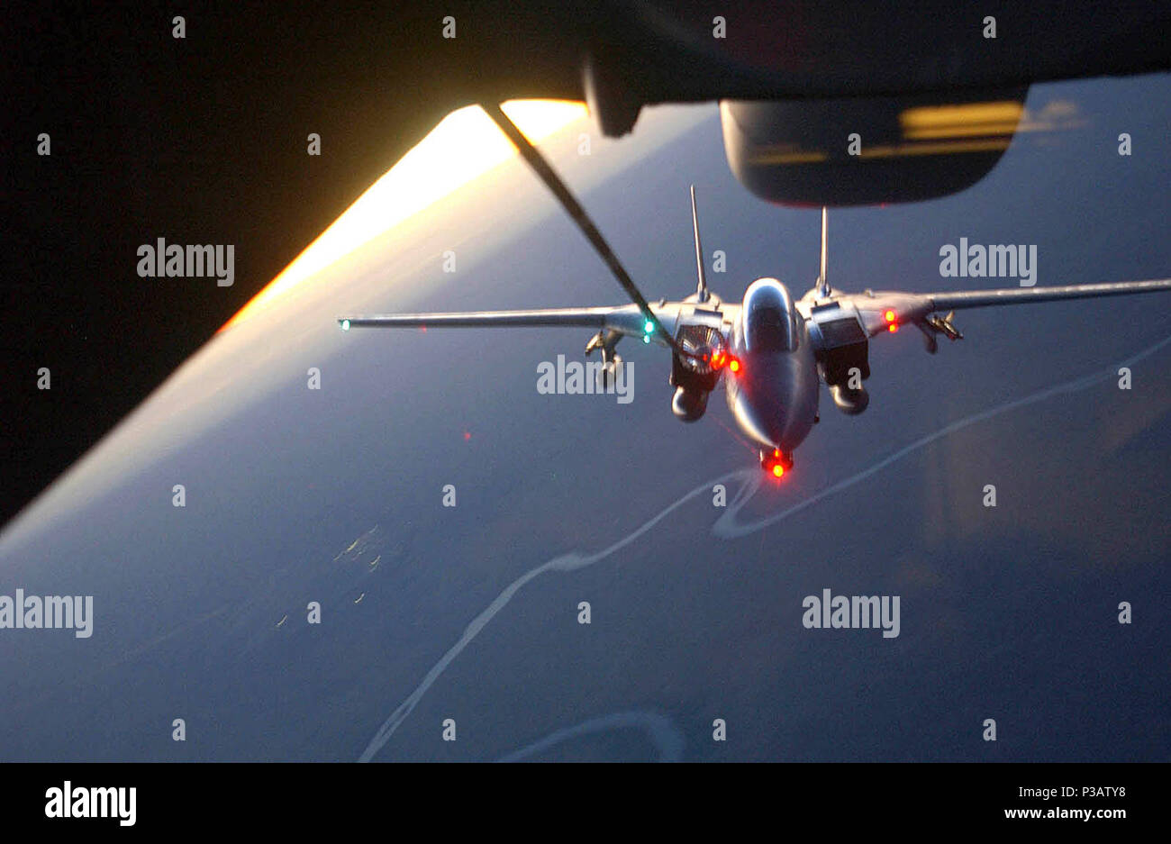 Südwesten Asien (AFPN) - ein Marine F-14 Tomcat tankt über den Irak bei Sonnenuntergang von einer KC-10 Extender Flugzeug bis zur 908Th Expeditionary tanken Geschwader zugewiesen. Die F-14 ist die Unterstützung der Operation Iraqi Freedom. Stockfoto Südwesten Asien (AFPN) - ein Marine F-14 Tomcat tankt über den Irak bei Sonnenuntergang von einer KC-10 Extender Flugzeug bis zur 908Th Expeditionary tanken Geschwader zugewiesen. Die F-14 ist die Unterstützung der Operation Iraqi Freedom. Stockfoto