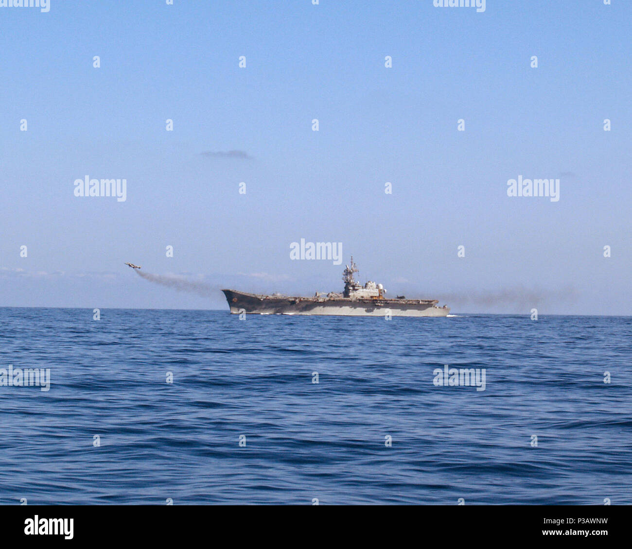 Von Lion (Okt. 2010) 7, 2005) - Ein AV-8B Harrier II zieht aus der Flight Deck der spanische Flugzeugträger SPS (Strategische Schutz Schiff) Principe de Asturias (R11) während einer luftverteidigungsübung als Teil der NATO-Übung brillant Midas 2006. Brillante Midas ist eine multinationale Übung in das Mittelmeer, wo geführte Anti-raketen-Zerstörer USS Ross (DDG71) ist das Flaggschiff der Standing NATO Maritime Group 2 (SNMG-2). U.S. Navy Stockfoto