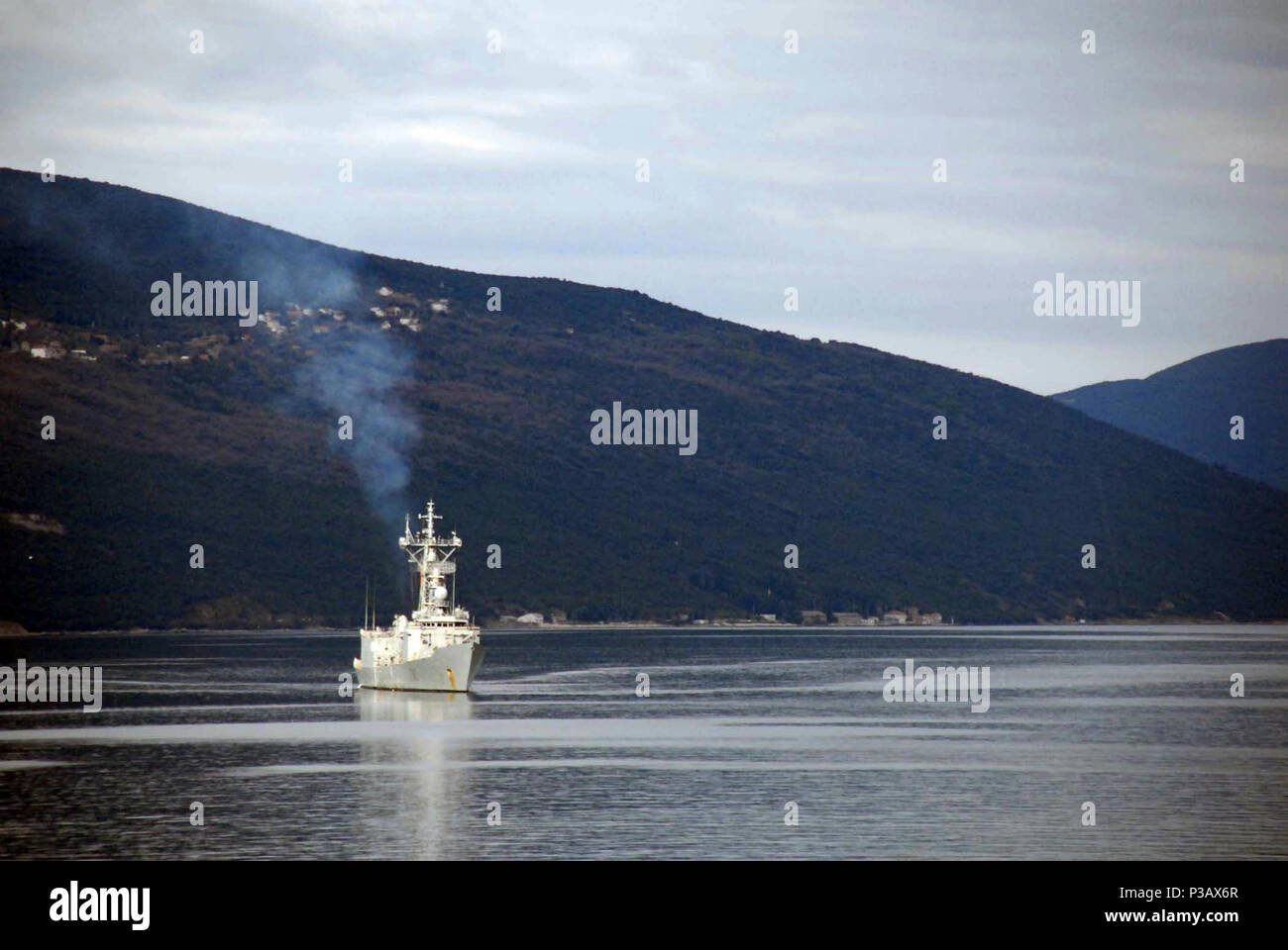 Montenegro (31. März 2007), die Spanische Marine Schiff Navarra (F85) eine Komponente Schiff der Standing NATO Maritime Group (Snmg 2), zieht in den Hafen um Tivat Montenegro als Teil eines Port besuchen Sie die von der Gruppe der jungen Nation. Dies ist der erste Besuch eines NATO maritime Group zu Montenegro seit der Unabhängigkeit des Landes vor einem Jahr gewonnen. SNMG 2 wurde als unmittelbare Reaktion der Kraft und der NATO Response Force maritime bereit. U.S. Navy Stockfoto