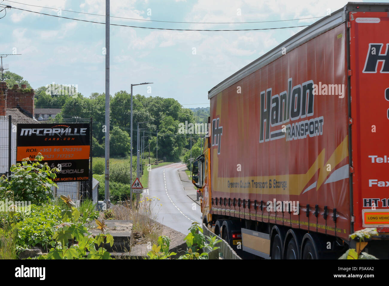 Lastkraftwagen an der irischen Grenze. Verlassen Aughnacloy UK für Irland. Stockfoto