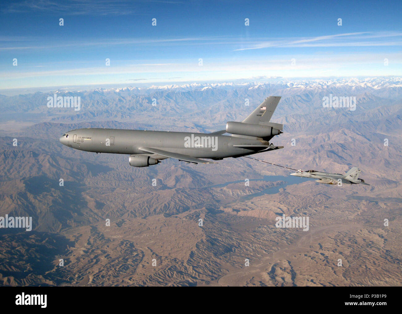 (Nov. 5, 2008) eine US Air Force KC-10 Extender tankt ein F/A 18 Hornet "Tomcatters' Strike Fighter Squadron (VFA) 31 zugewiesen, während über Afghanistan fliegen Unterstützung laufender Aktivitäten in der Region. VFA-31 ist an Bord der Nimitz-Klasse Flugzeugträger USS Theodore Roosevelt (CVN 71) bereitgestellt und ist Teil der Carrier Air Wing (Cvw) 8. Theodore Roosevelt ist auf einem geplanten Einsatz in der fünften Flotte Verantwortungsbereich. U.S. Navy Stockfoto