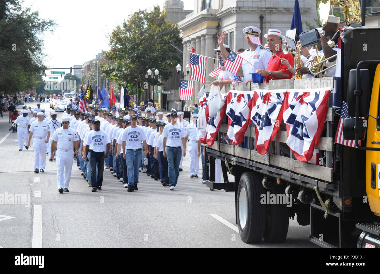 (Nov. 08, 2008) eine Gruppe von verzögerten Eintrag Programm Rekruten folgt hinter einem Lkw voller Segler während der Orlando, Fla., Veterans Day Parade. Die Parade war eines der wichtigsten Ereignisse in der Orlando Marine Woche, das entworfen ist, um das Bewusstsein in den Ballungsräumen, dass sie keine signifikante Marine Präsenz haben. Stockfoto