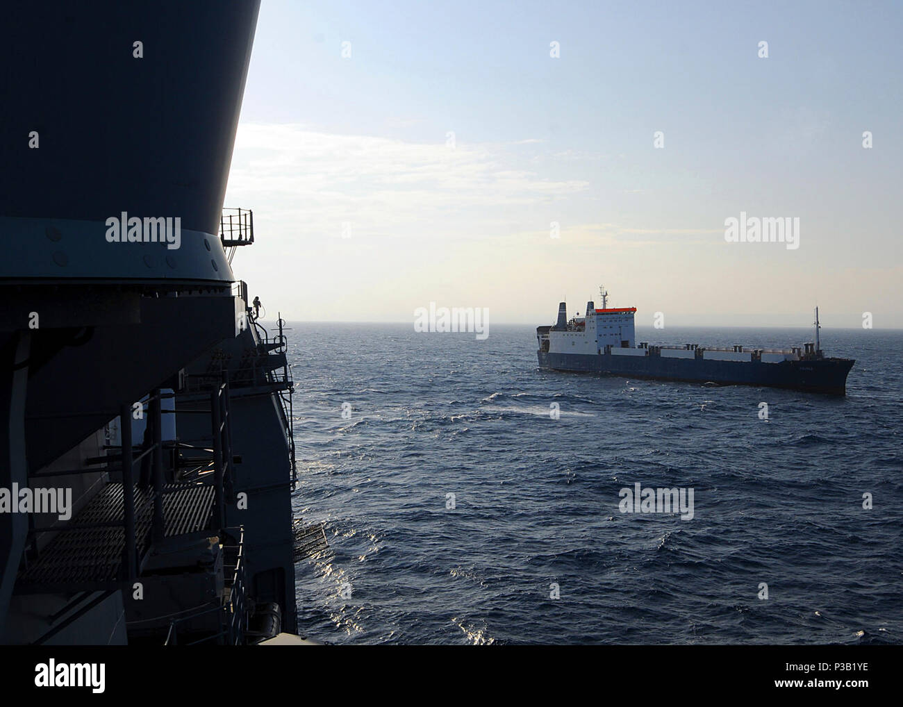 (Nov. 9, 2008) Die Crew der Handelsschiff MV Faina stand auf dem Deck nach einem U.S. Navy Anfrage auf ihre Gesundheit und ihr Wohlergehen zu prüfen. Die Belize-Flagge fahrenden Frachter besessen und durch Kaalbye Versand, Ukraine betrieben, von Piraten Sept. 25 beschlagnahmt und gezwungen zu gehen Sie vor der somalischen Küste nach Anchorage. Das Schiff ist als Ladung der Ukrainischen T-72 Panzer und der damit verbundenen militärischen Ausrüstung. Stockfoto