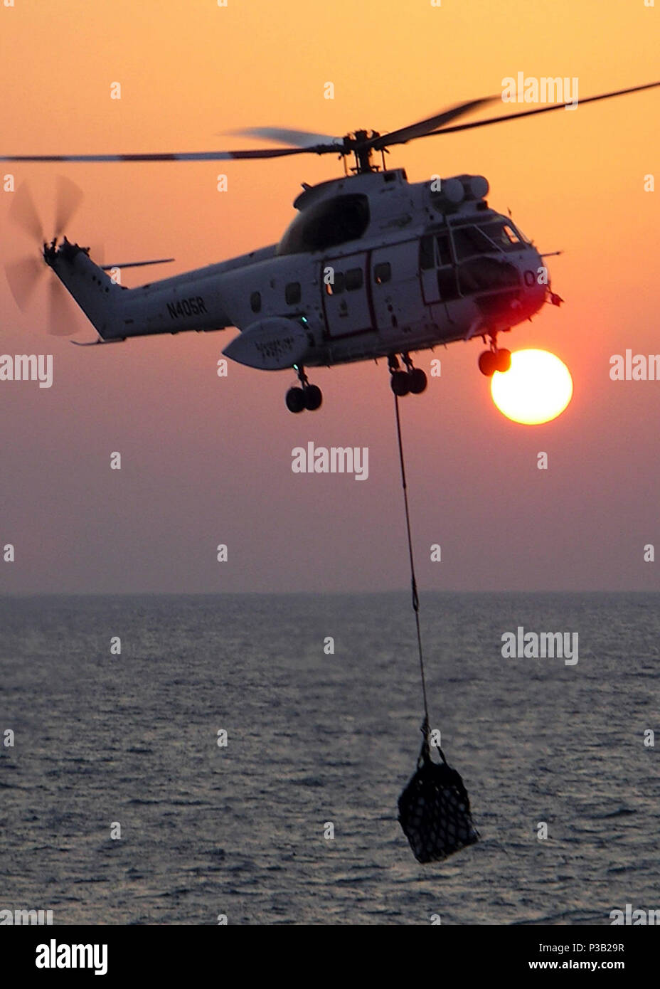 Golf (Nov. 30, 2008) Eine SA-330 Puma Helikopter führt eine vertikale Auffüllung mit der geführten Anti-raketen-Zerstörer USS Ramage (DDG61). Ramage ist als Teil der Iwo Jima Expeditionary Strike Group unterstützt Maritime Security Operations in den USA 5 Flotte Verantwortungsbereich eingesetzt. Stockfoto