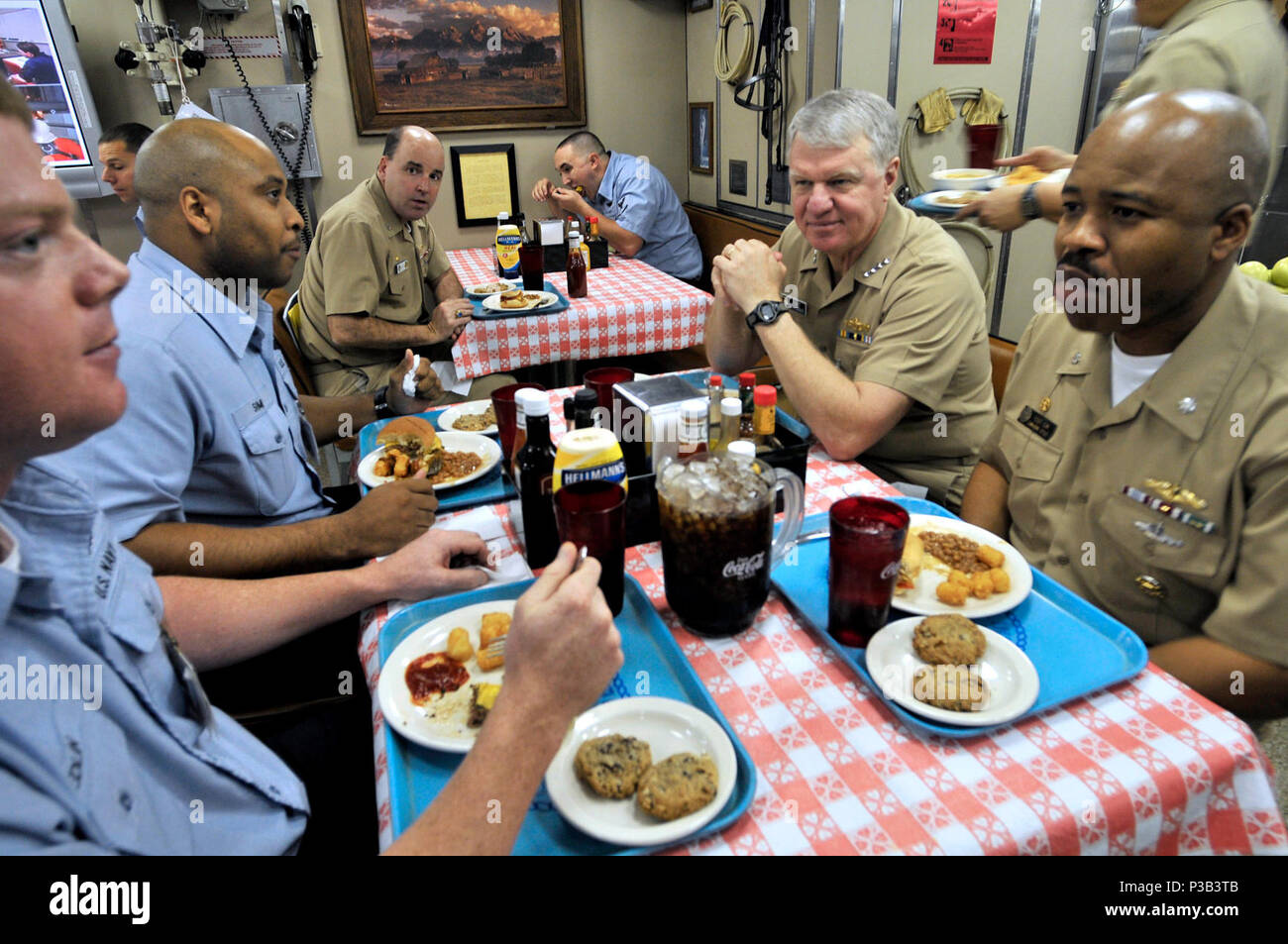 BAY, Ga (Feb. 19, 2009) Leiter der Naval Operations (CNO) Adm. Gary Roughead hat Mittagessen mit Rakete Techniker 2. Klasse Matthew Edlin, Links, Elektroniker 1. Klasse Sterling Sims, und Cmdr. Roger Isom, kommandierender Offizier der Gold Crew der ballistischen Raketen-U-Boot USS Wyoming (SSBN 742). Roughead ist in Naval Region Südost der Gedenkfeier für die 1000 Trident Patrouille zu besuchen und verschiedene Marine zu besuchen, sich aus erster Hand einen Einblick in die Arbeit von Seglern und Marine der Zivilbevölkerung in der Region zu erhalten. Stockfoto