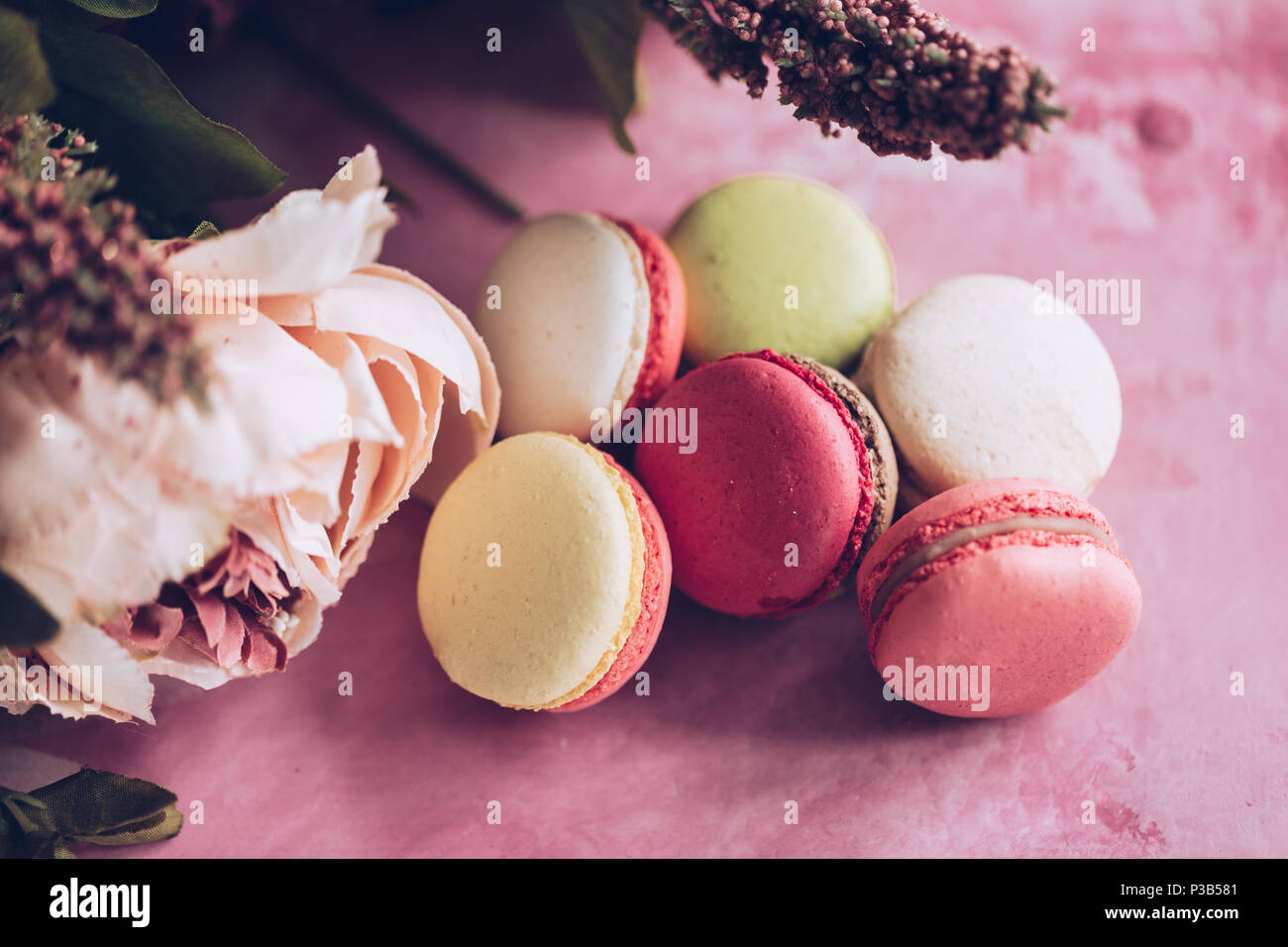 Kuchen Makronen auf rosa Hintergrund. Close up Macaron Dessert auf ...