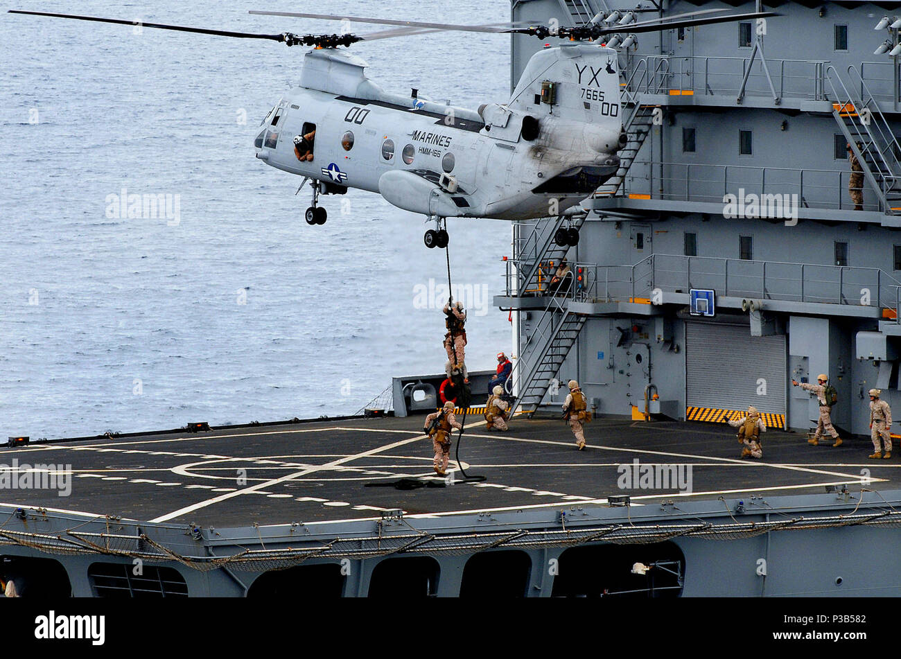 Pazifik - Marines auf den Bodenkampf Element des 11 Marine Expeditionary Unit, schiffte sich amphibische Landung dock Schiff USS Rushmore (LSD 47), schnelle Seil aus der CH-46E Sea Knight auf das Deck des Military Sealift Command flotte Auffüllung öler USNS Yukon (T-AO 202) Während eines Besuchs, Board, Durchsuchung und Beschlagnahme. Rushmore ist Teil der Bonhomme Richard Amphibious Ready Gruppe und ist im Gange, die eine zusammengesetzte Einheit Übung (COMPTUEX) in Vorbereitung für eine geplante Bereitstellung in der westlichen Pazifischen Ozean später dieses Jahr. Stockfoto