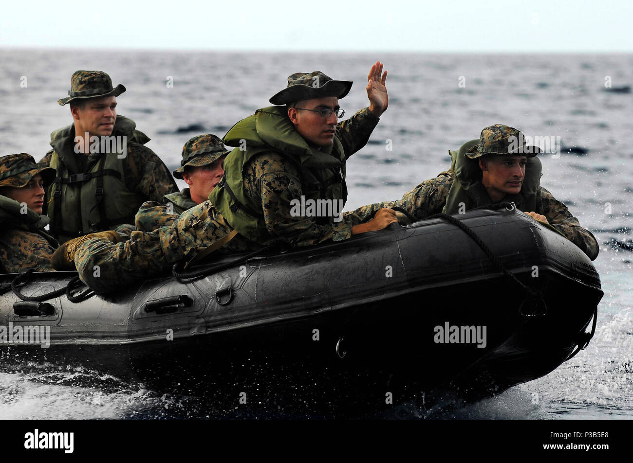 Us-Marines zurück zum Deck des Amphibischen dock Landung Schiff USS Harpers Ferry (LSD 49), während in den Pazifischen Ozean Sept. 29, 2009. Die Marines, die Foxtrott, Bataillon Landung Team, 2nd Battalion, 5th Marine Regiment, 31 Marine Expeditionary Unit zugeordnet sind, werden auf Harpers Ferry ist Teil der USS Denver LPD (9) Amphibious Task Group amphibischen Integration Training vor der Küste von Okinawa, Japan, vor einem Sturz Patrouille. (DoD Stockfoto